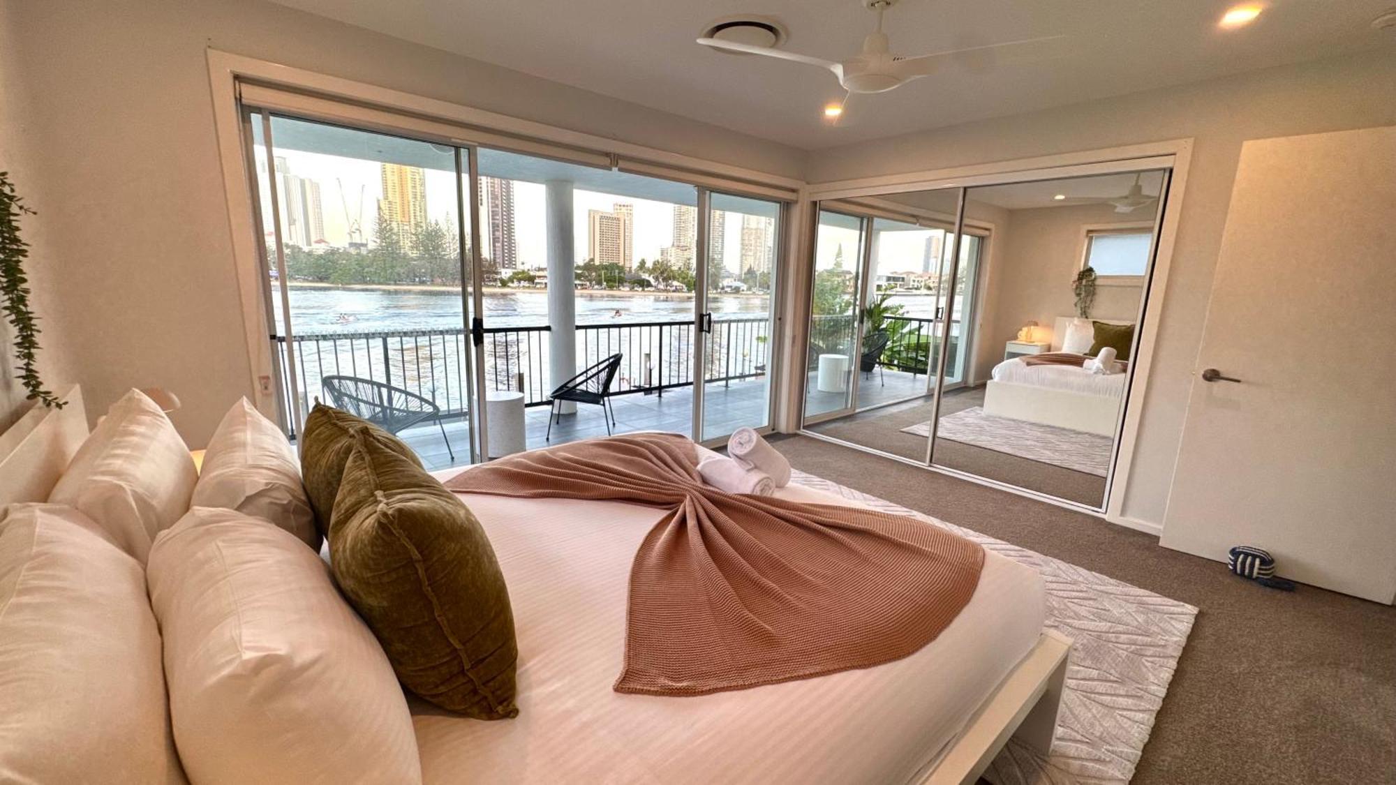 Surfers Paradise Waterfront - Private Pool And Dock Holiday home Gold Coast