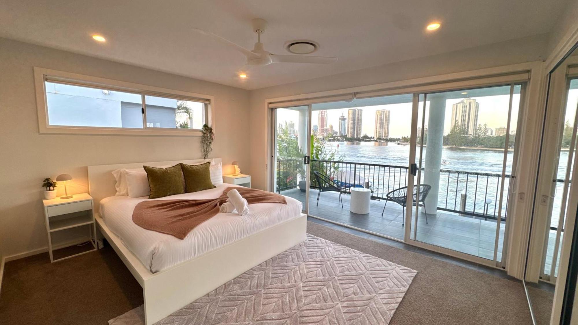Surfers Paradise Waterfront - Private Pool And Dock * Gold Coast