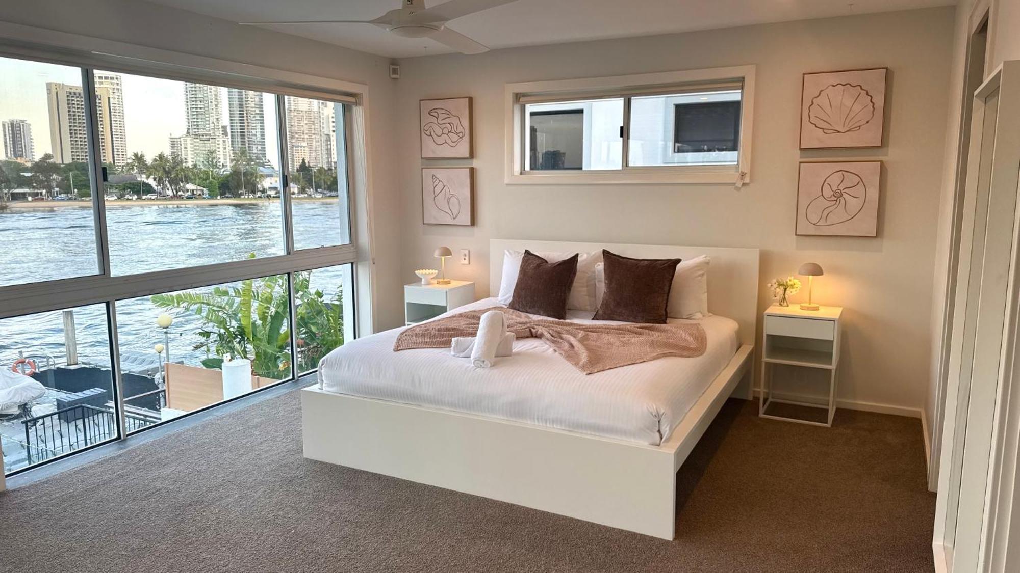 Holiday home Surfers Paradise Waterfront - Private Pool And Dock