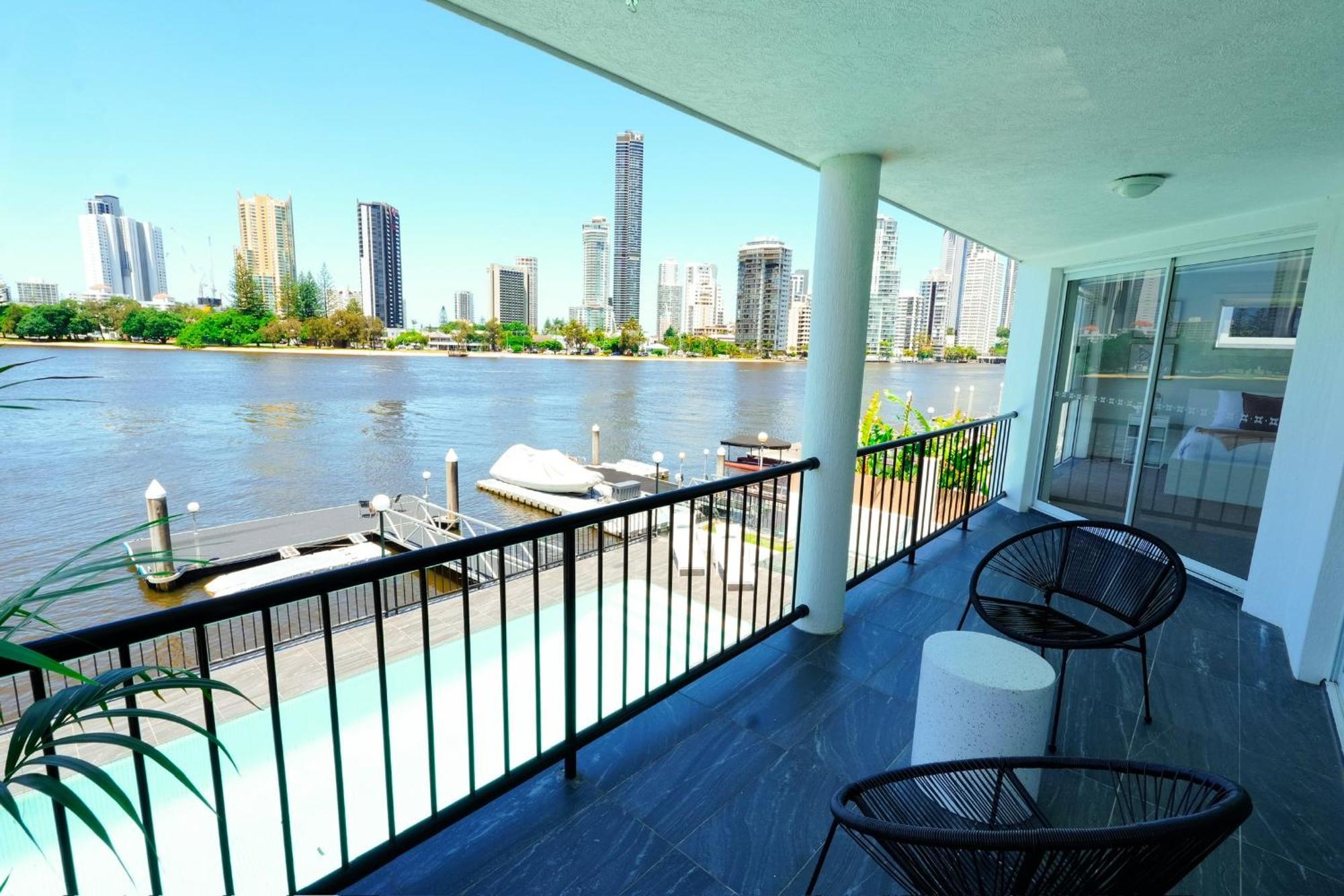 Holiday home Surfers Paradise Waterfront - Private Pool And Dock
