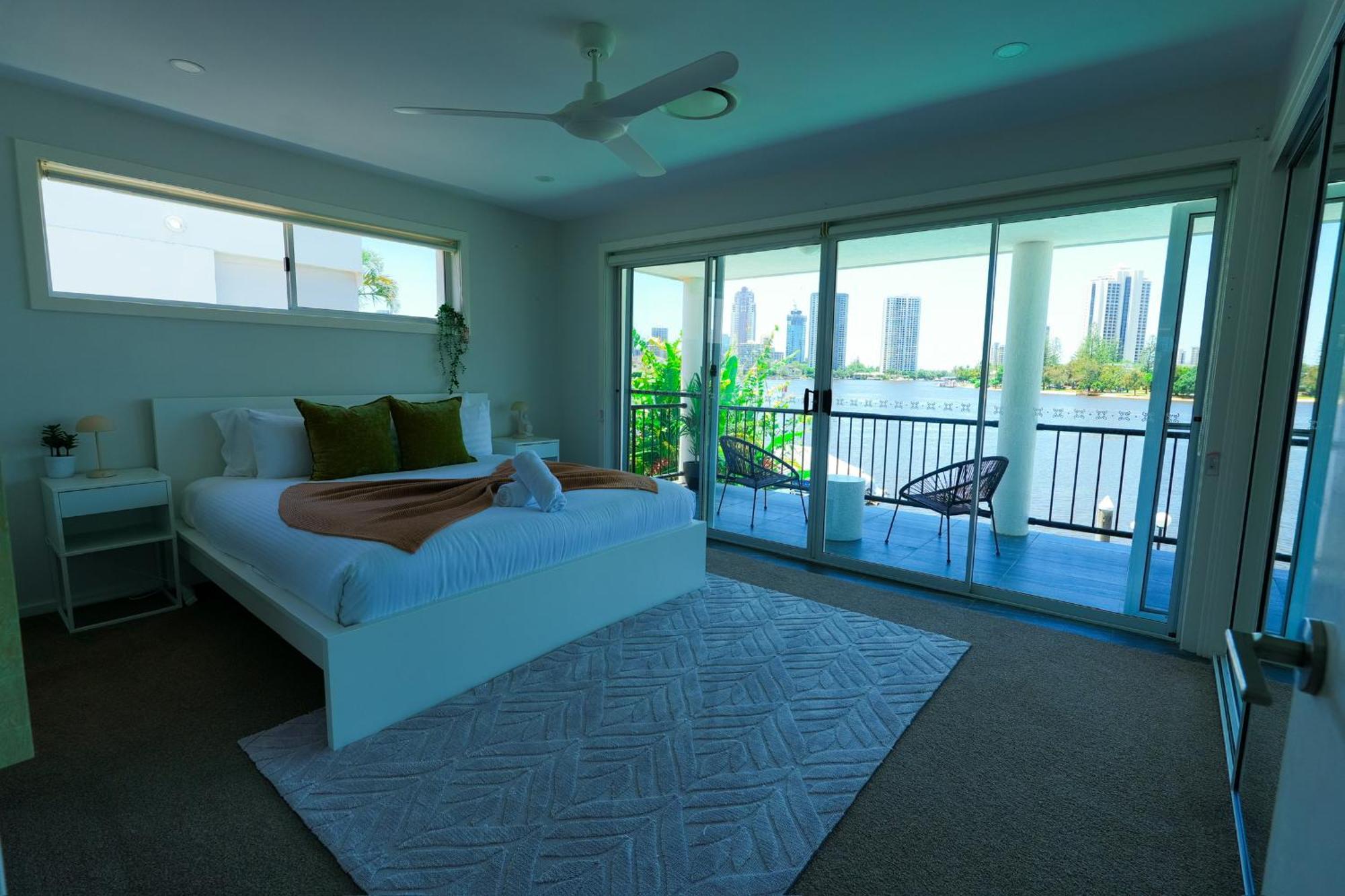 Holiday home Surfers Paradise Waterfront - Private Pool And Dock *