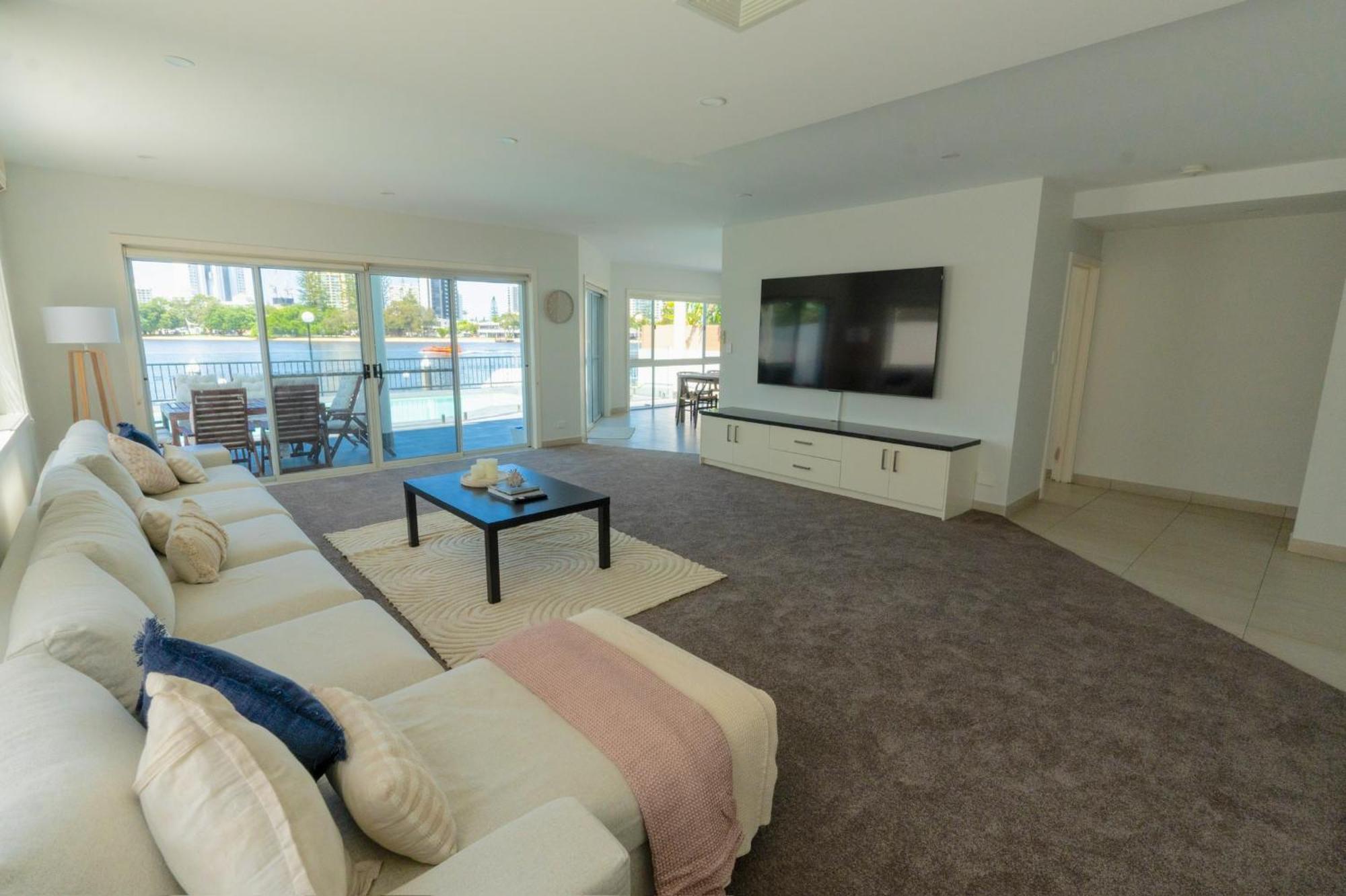 Surfers Paradise Waterfront - Private Pool And Dock * Gold Coast