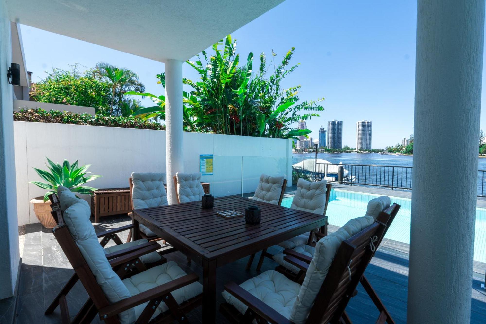 Surfers Paradise Waterfront - Private Pool And Dock Holiday home