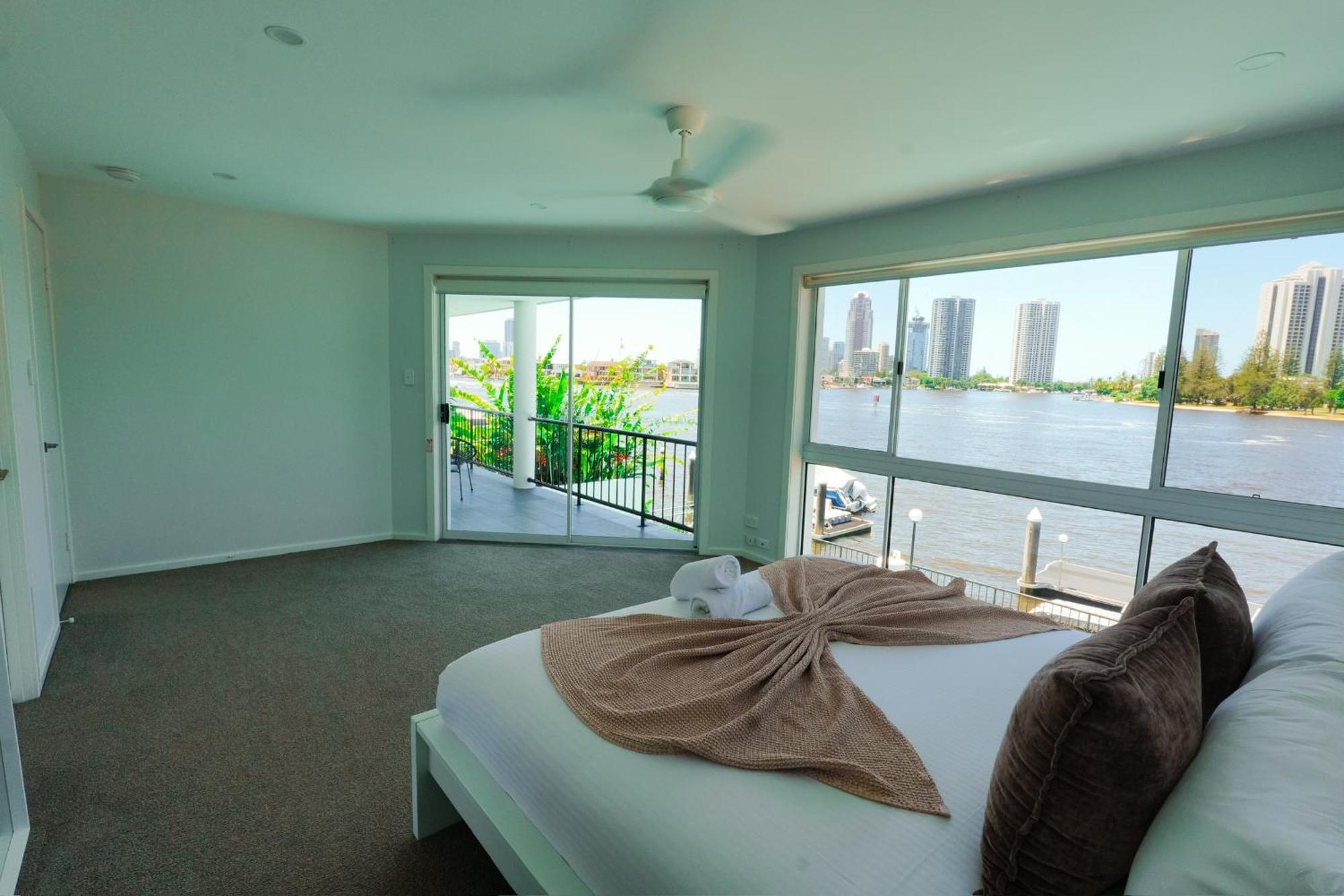 Holiday home Surfers Paradise Waterfront - Private Pool And Dock Gold Coast