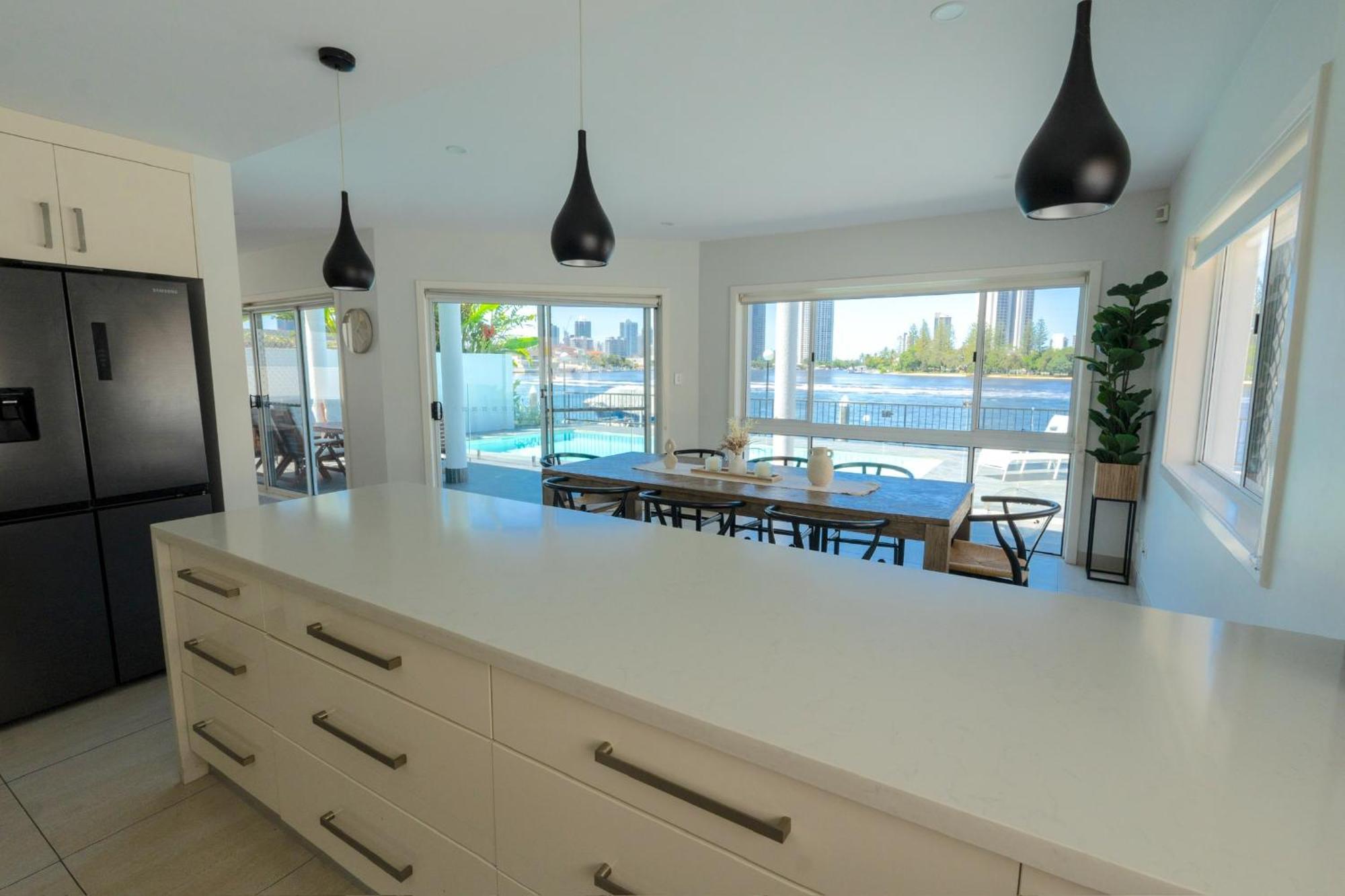Surfers Paradise Waterfront - Private Pool And Dock Holiday home *