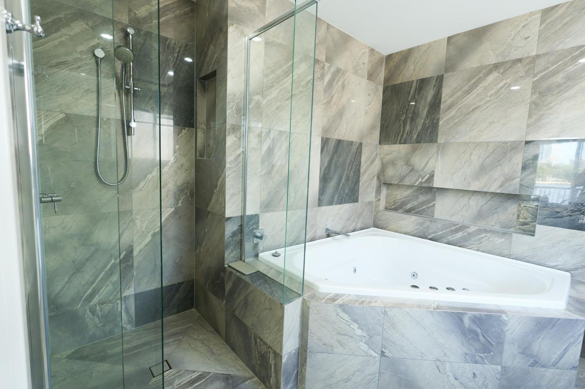 Surfers Paradise Waterfront - Private Pool And Dock * Gold Coast