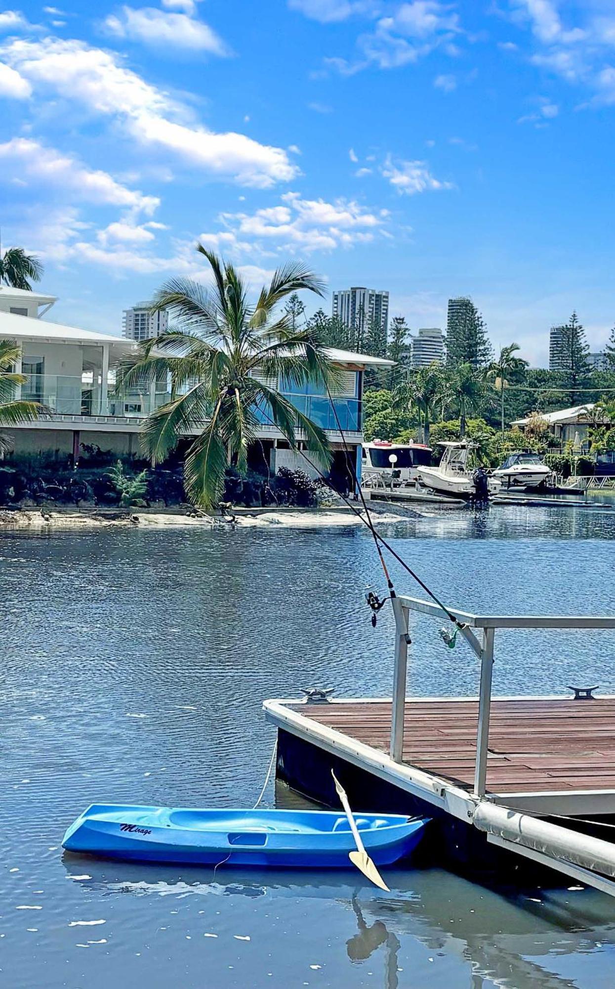 Sandy Shores - Large Family Retreat * Gold Coast