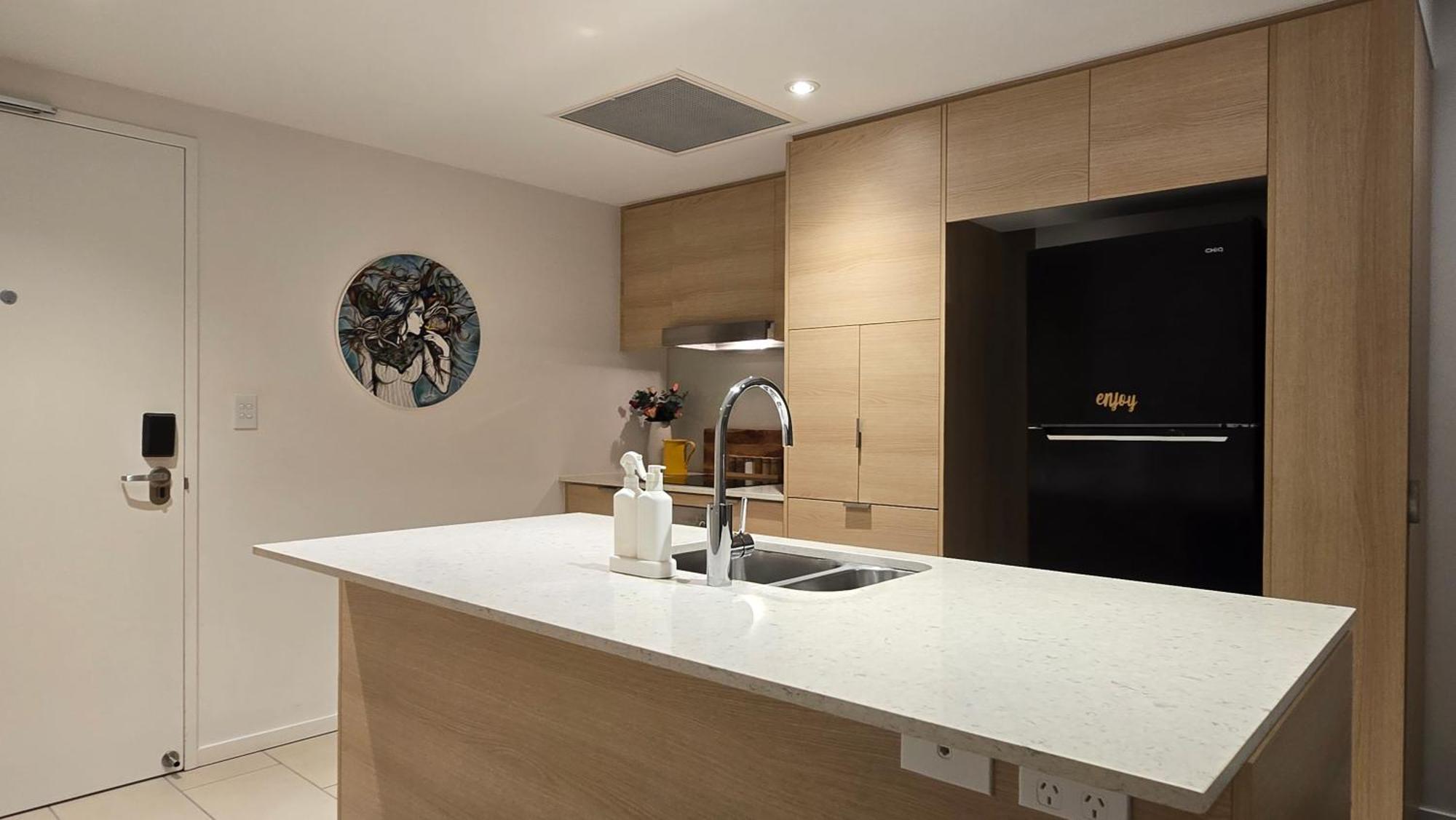 Prime Broadbeach Location Wpool Free Onsite Parking Apartment *