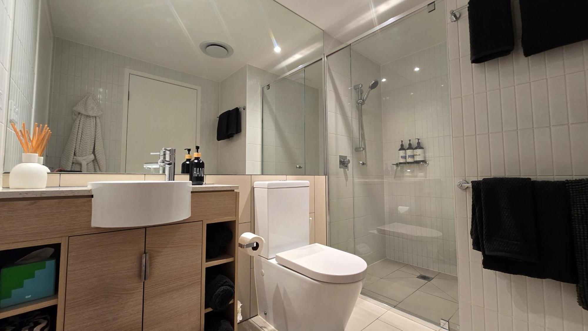 Prime Broadbeach Location Wpool Free Onsite Parking Apartment *
