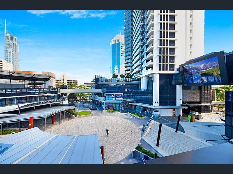 Apartment Circle On Cavill 38th Floor And Views Galore!
