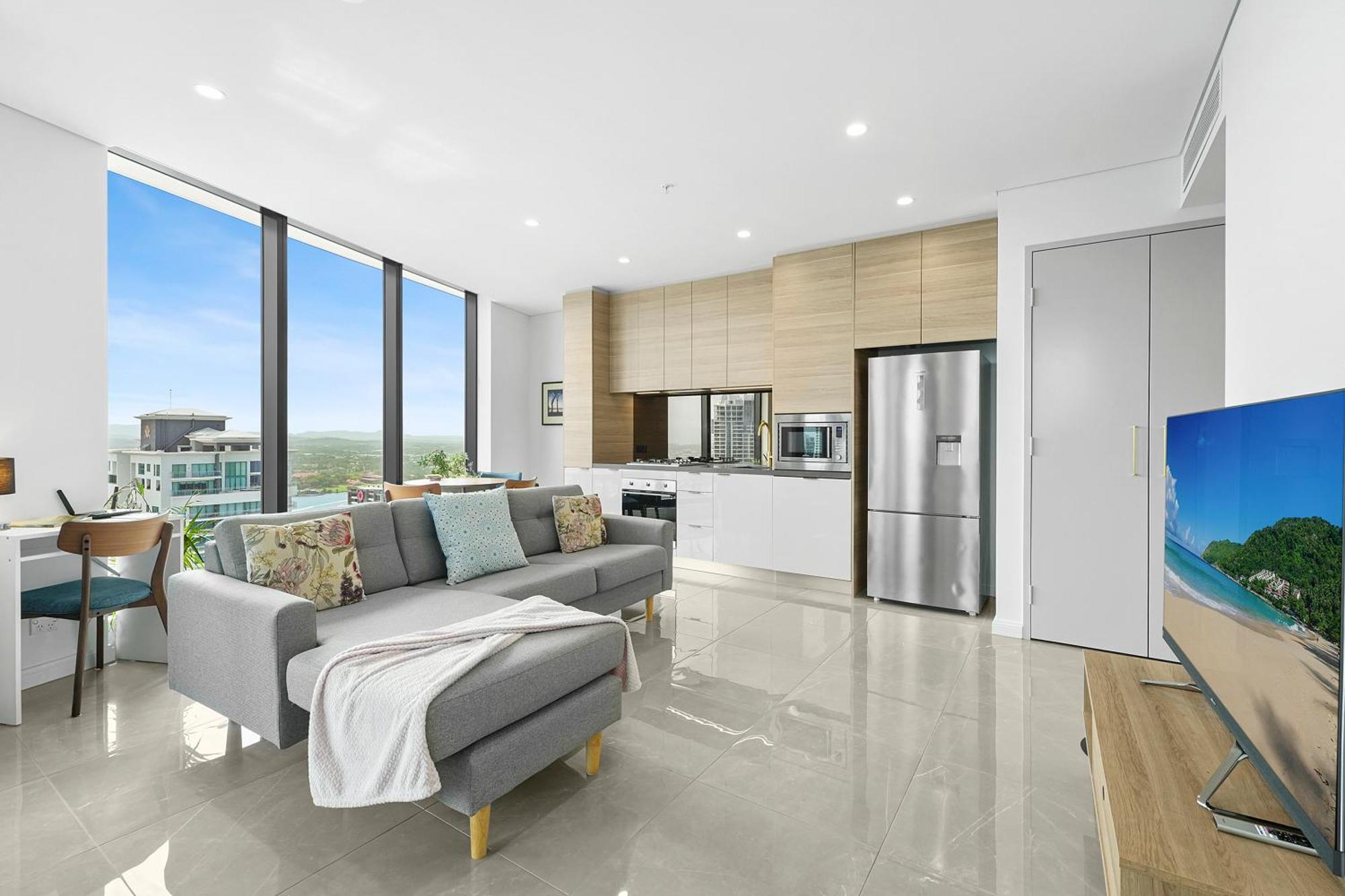 Sky-high Beachside Apartment *