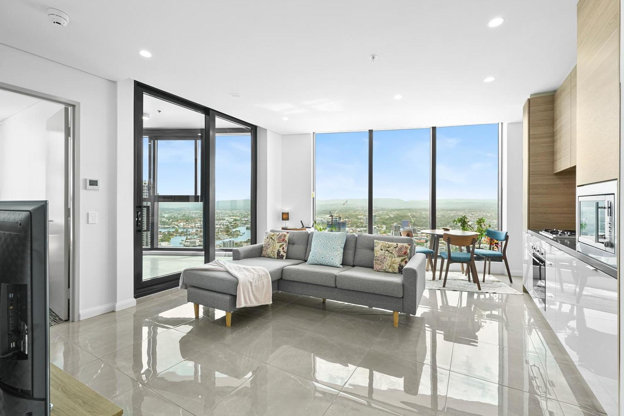 Sky-high Beachside Apartment *