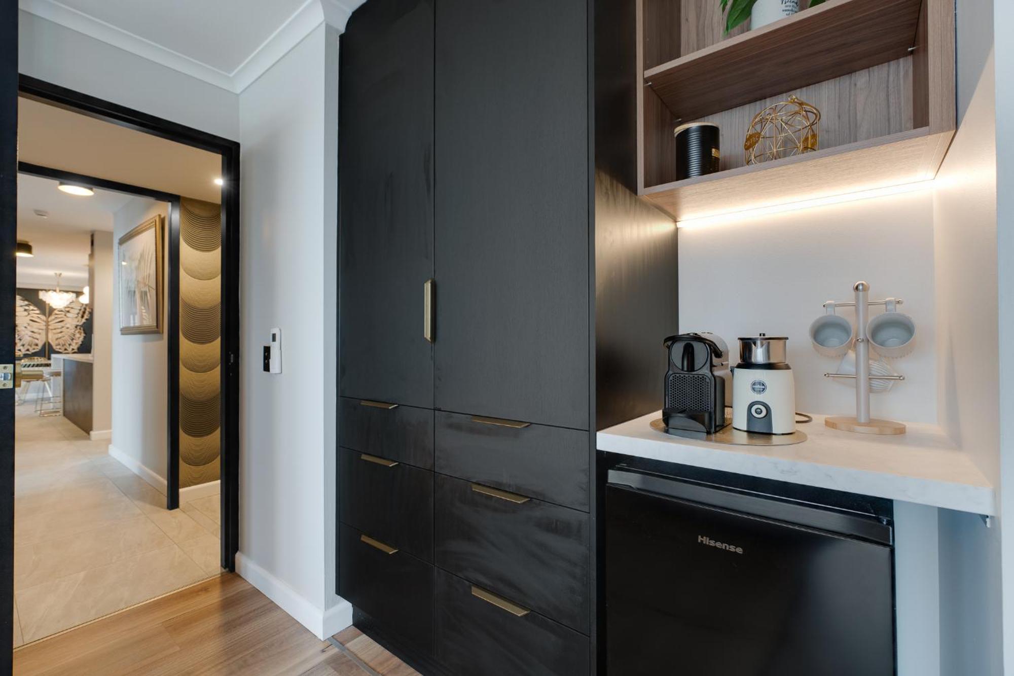 Luxury 3-br Escape With Stunning Views Apartment *