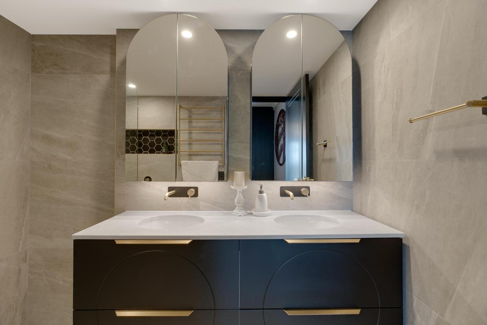 Apartment Luxury 3-br Escape With Stunning Views *