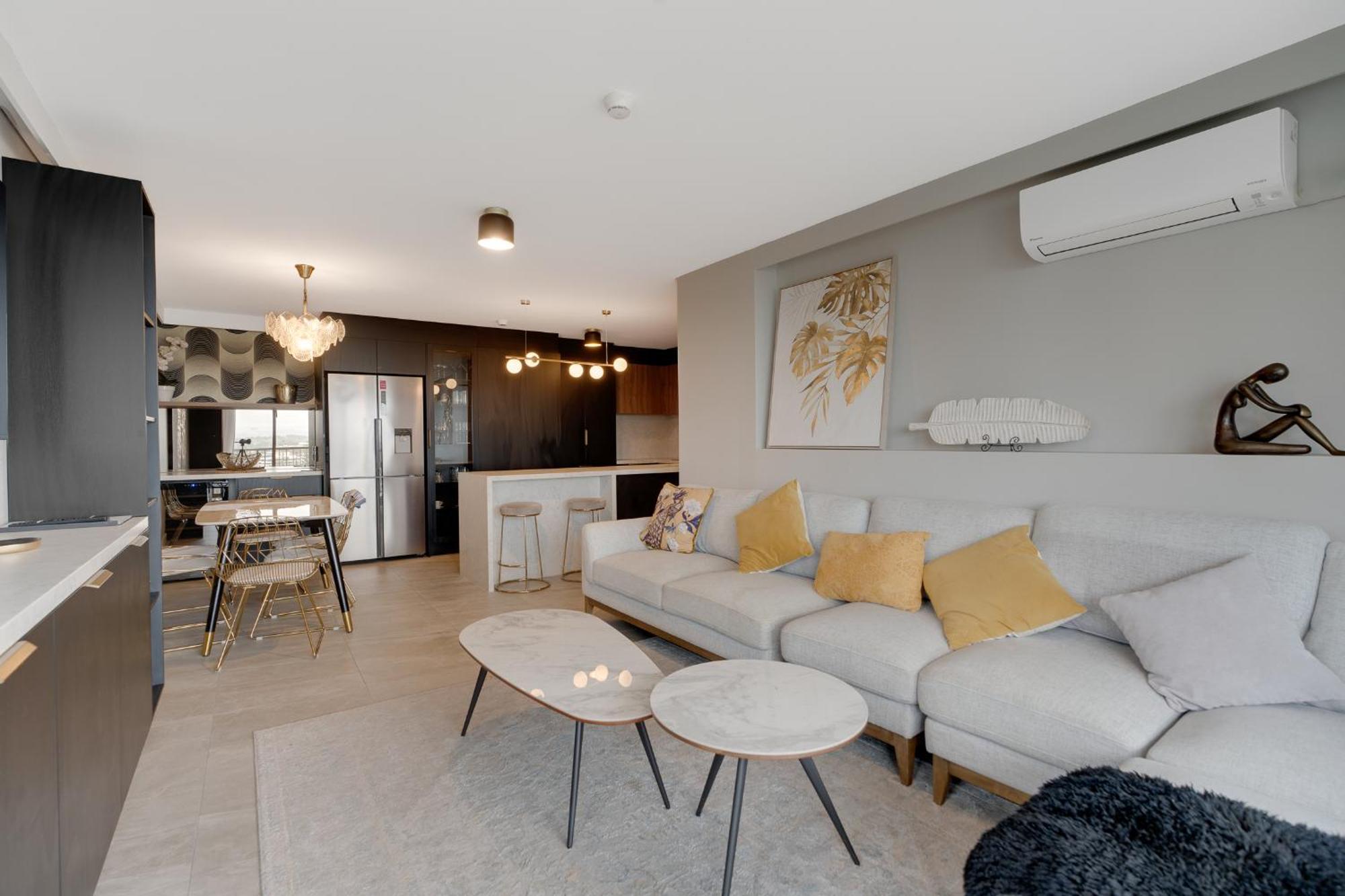 Apartment Luxury 3-br Escape With Stunning Views *