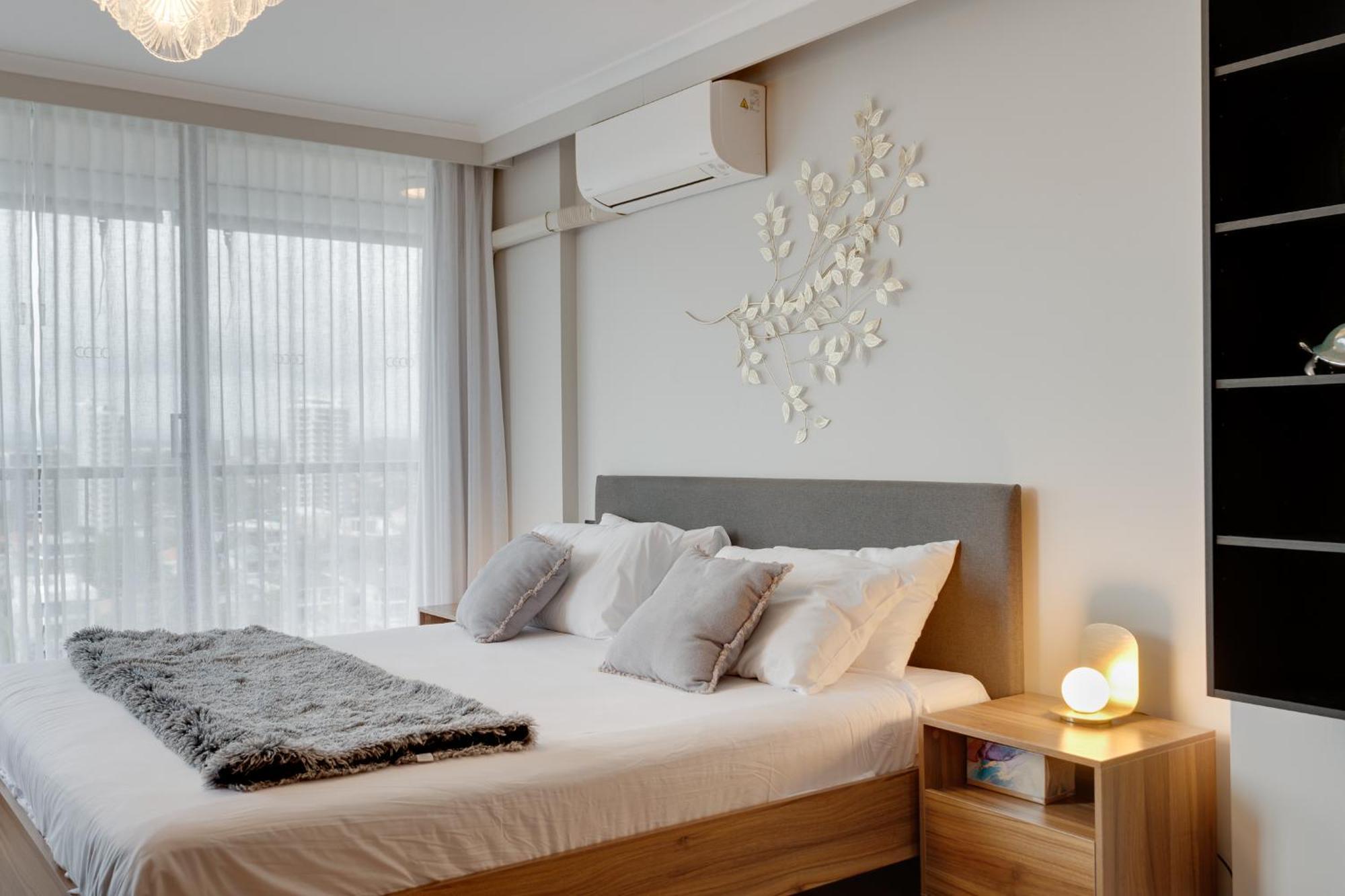 Luxury 3-br Escape With Stunning Views * Gold Coast