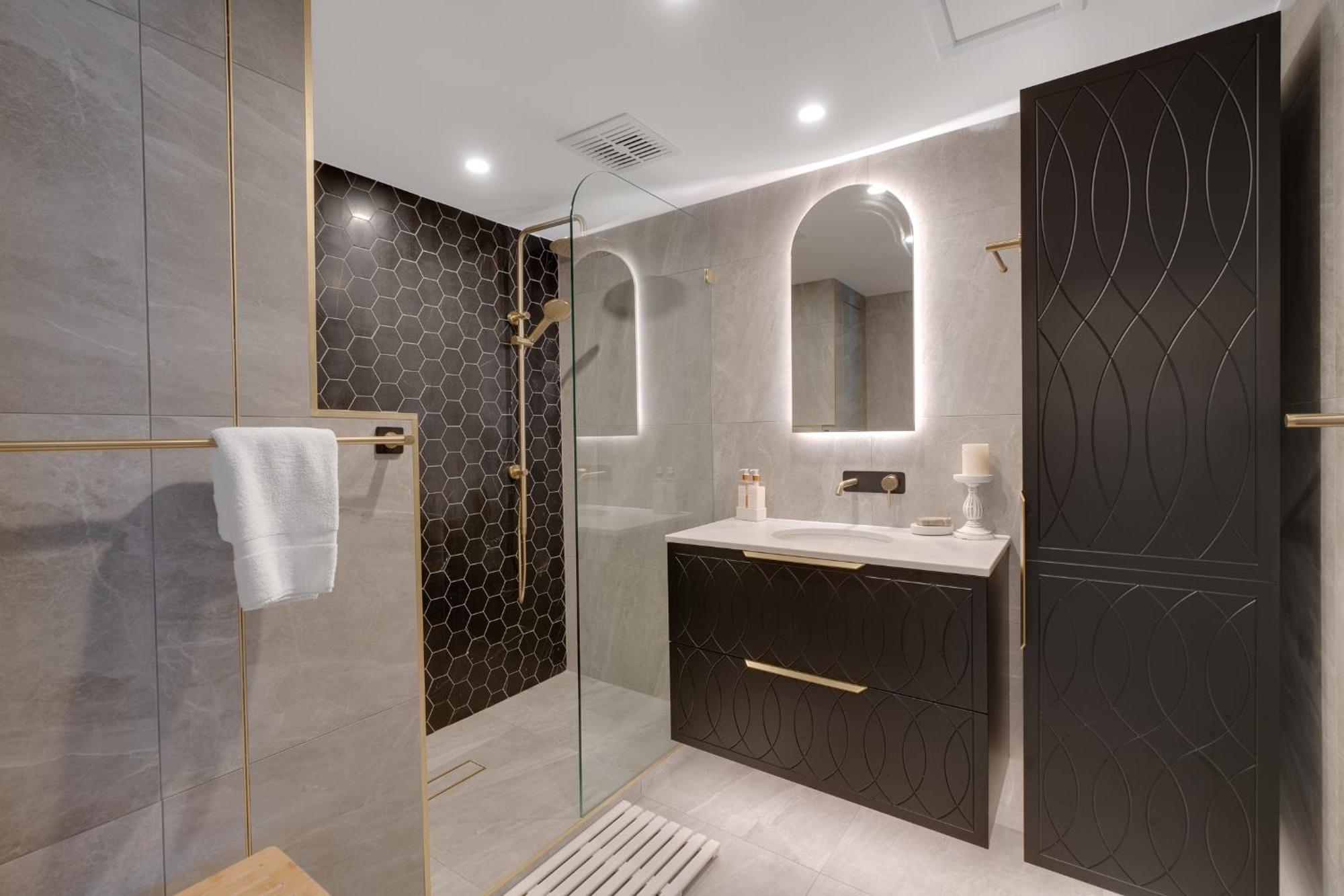 Luxury 3-br Escape With Stunning Views Apartment *