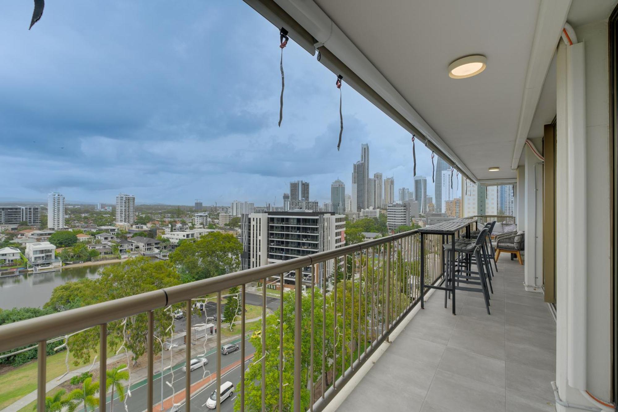 Apartment Luxury 3-br Escape With Stunning Views *