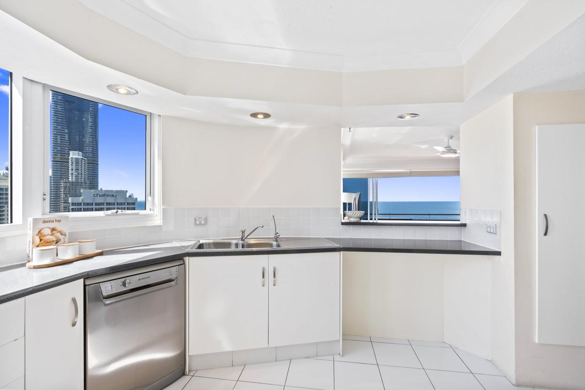 3 Bedroom Ocean View Unit At Zenith In Surfers Paradise - Q *