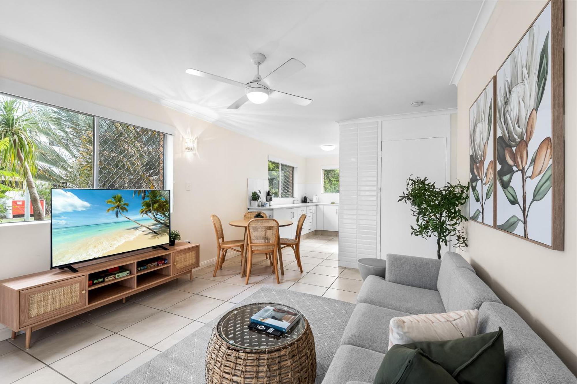 The Tropical - Pet Friendly 2br Escape Near & Tram With Parking Apartment Gold Coast