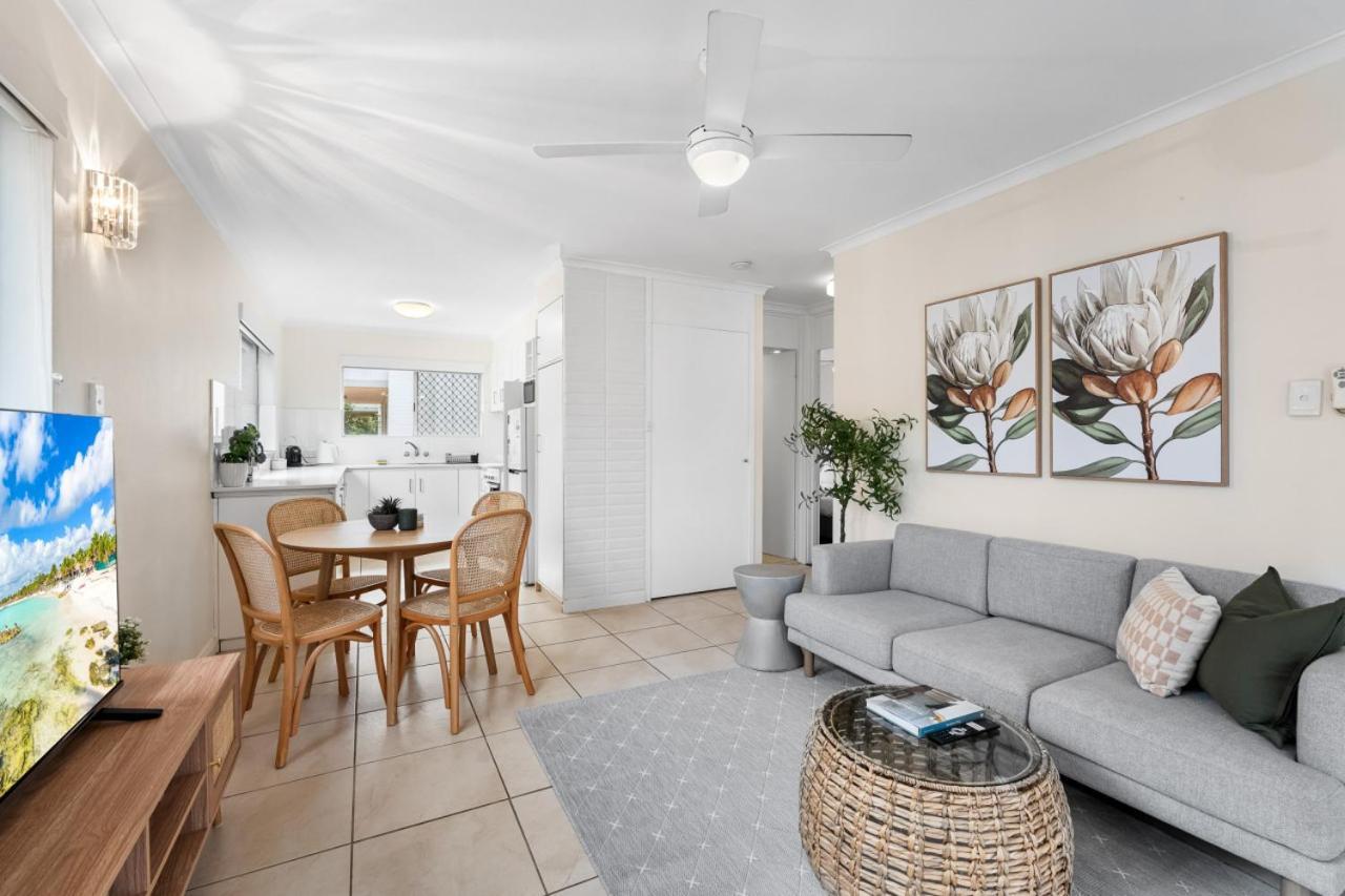 The Tropical - Pet Friendly 2br Escape Near & Tram With Parking Apartment *