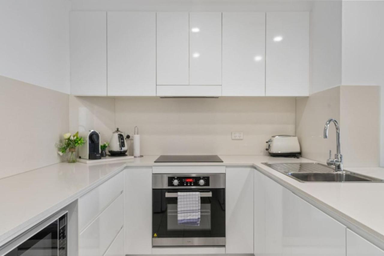 Apartment The Ballah - Surfers High Floor 2 Bedroom Ocean View Unit With Parking Pool Gym *