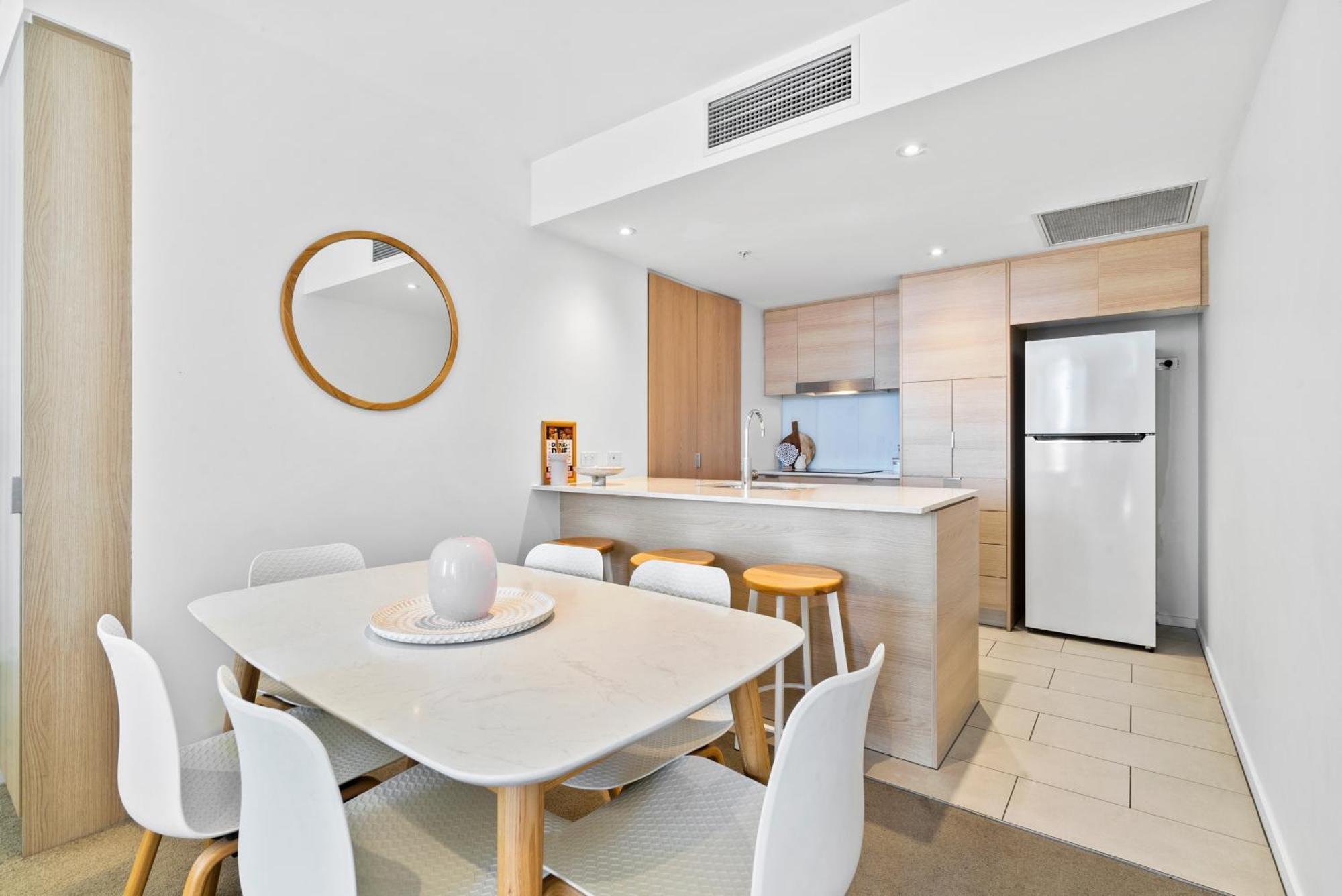 'Beachside Glow' Gleaming Getaway On The Gold Coast *