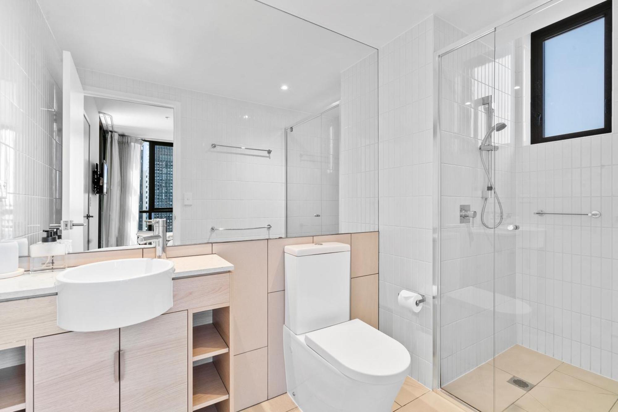 'Beachside Glow' Gleaming Getaway On The Gold Coast