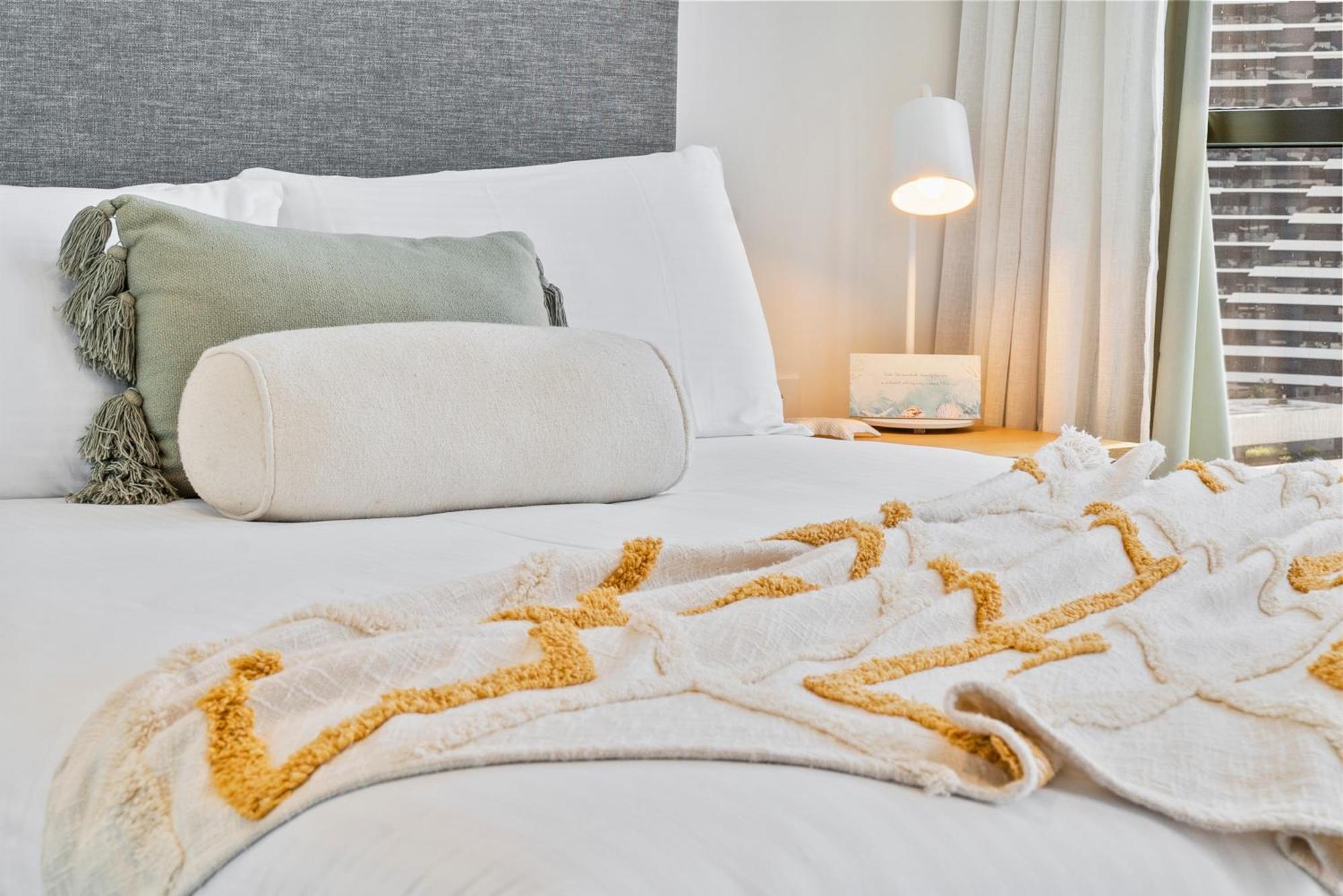 'Beachside Glow' Gleaming Getaway On The Gold Coast Apartment