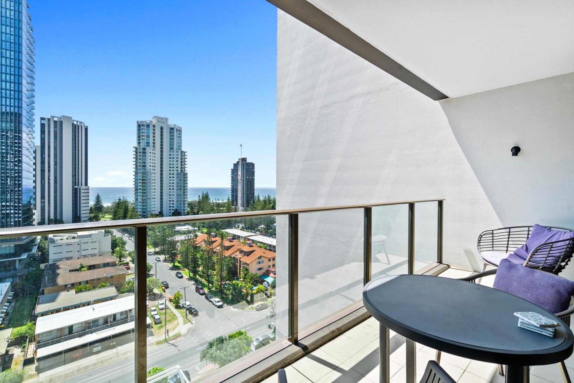 'Beachside Glow' Gleaming Getaway On The Gold Coast Apartment *