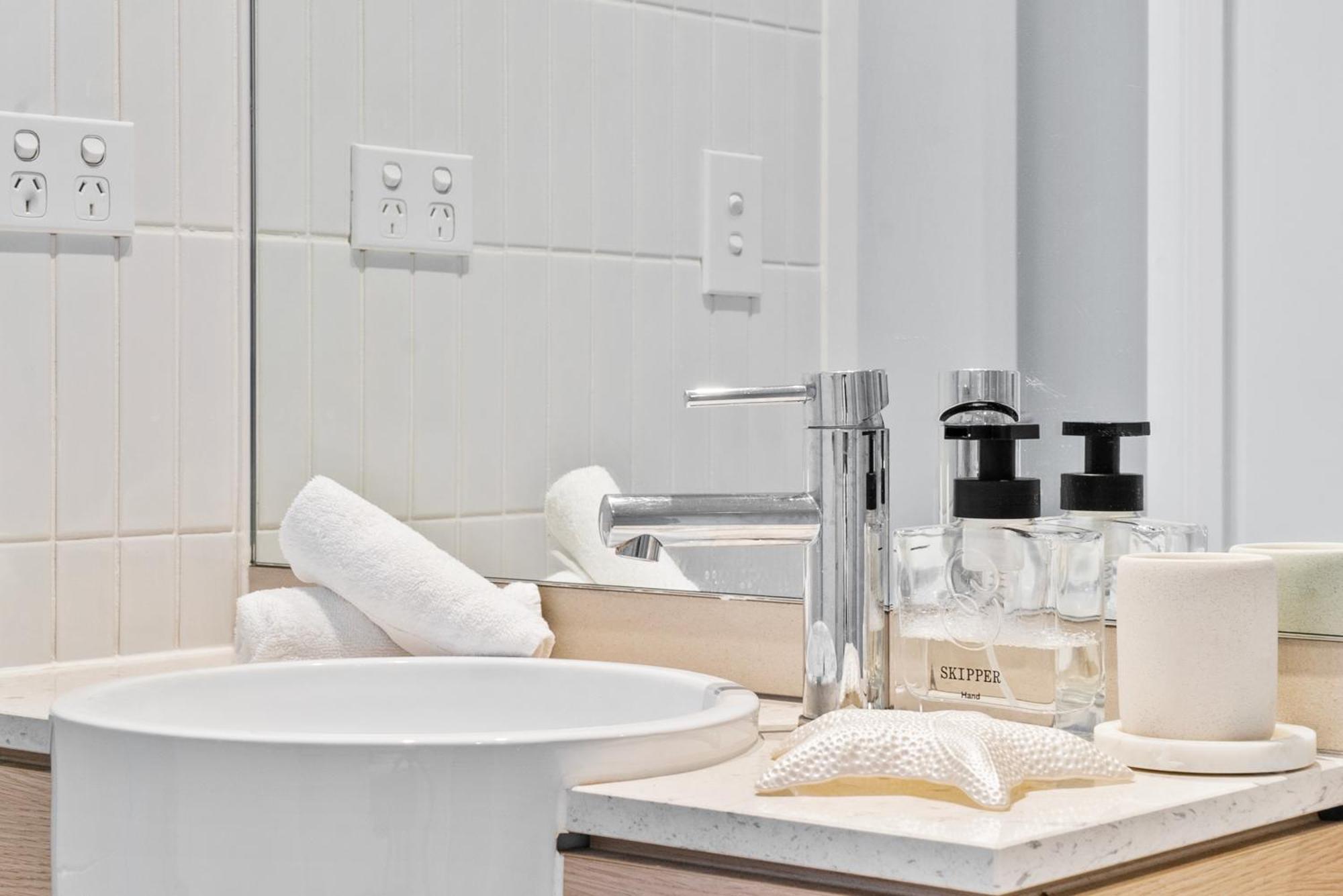 'Beachside Glow' Gleaming Getaway On The Gold Coast *