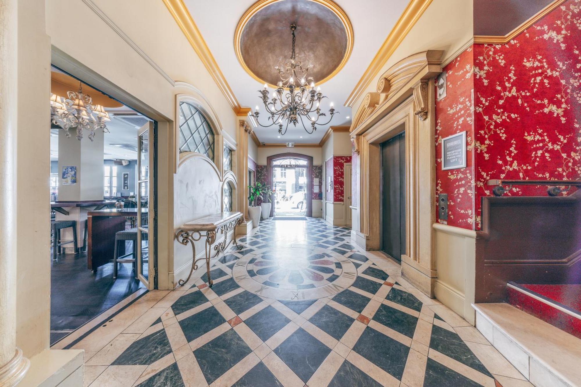 Hostel Maze Backpackers - *