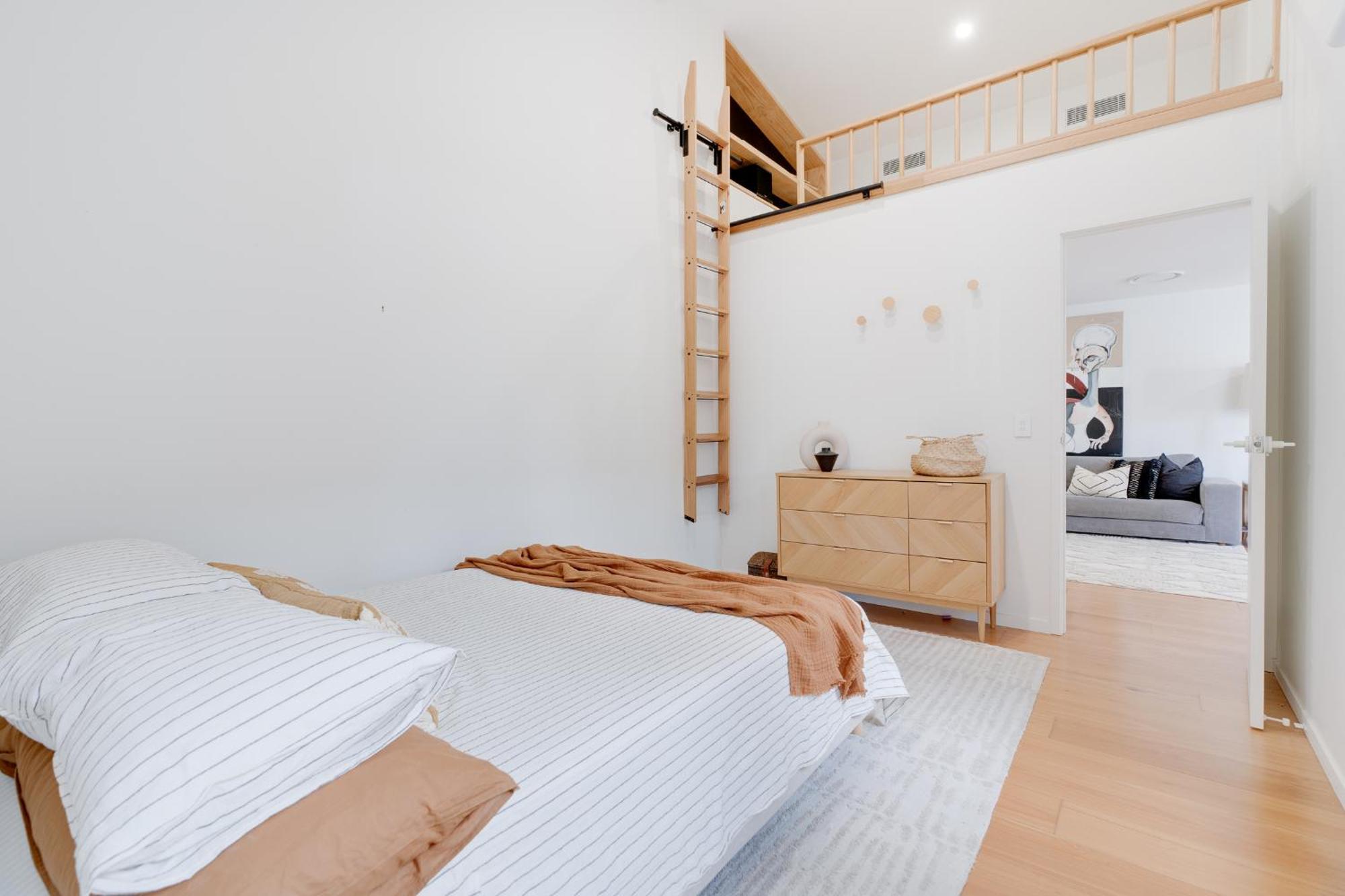 Chic 3br In Steps From The Holiday home