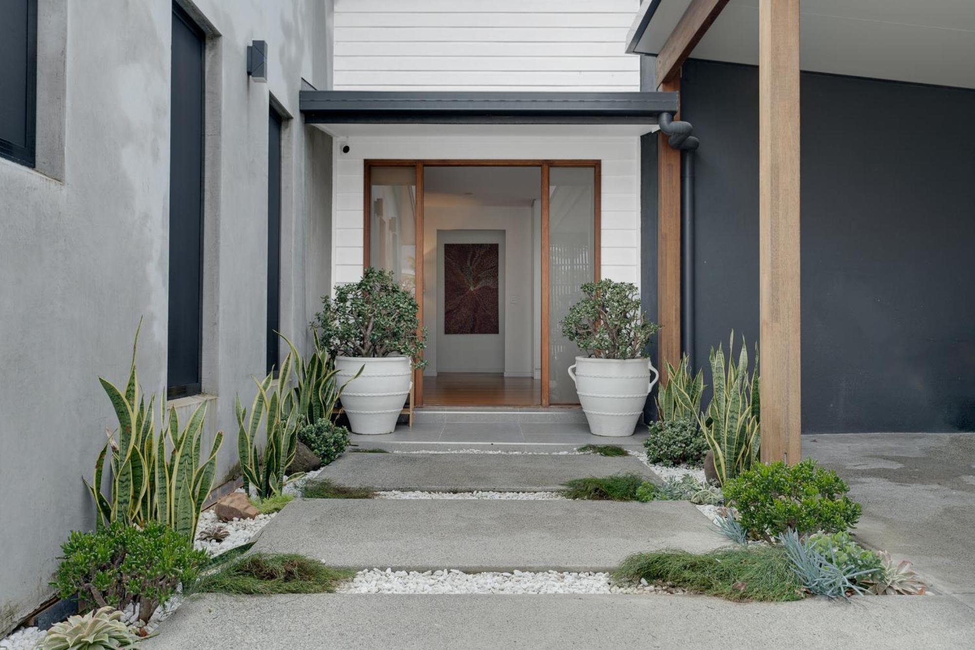 Chic 3br In Steps From The