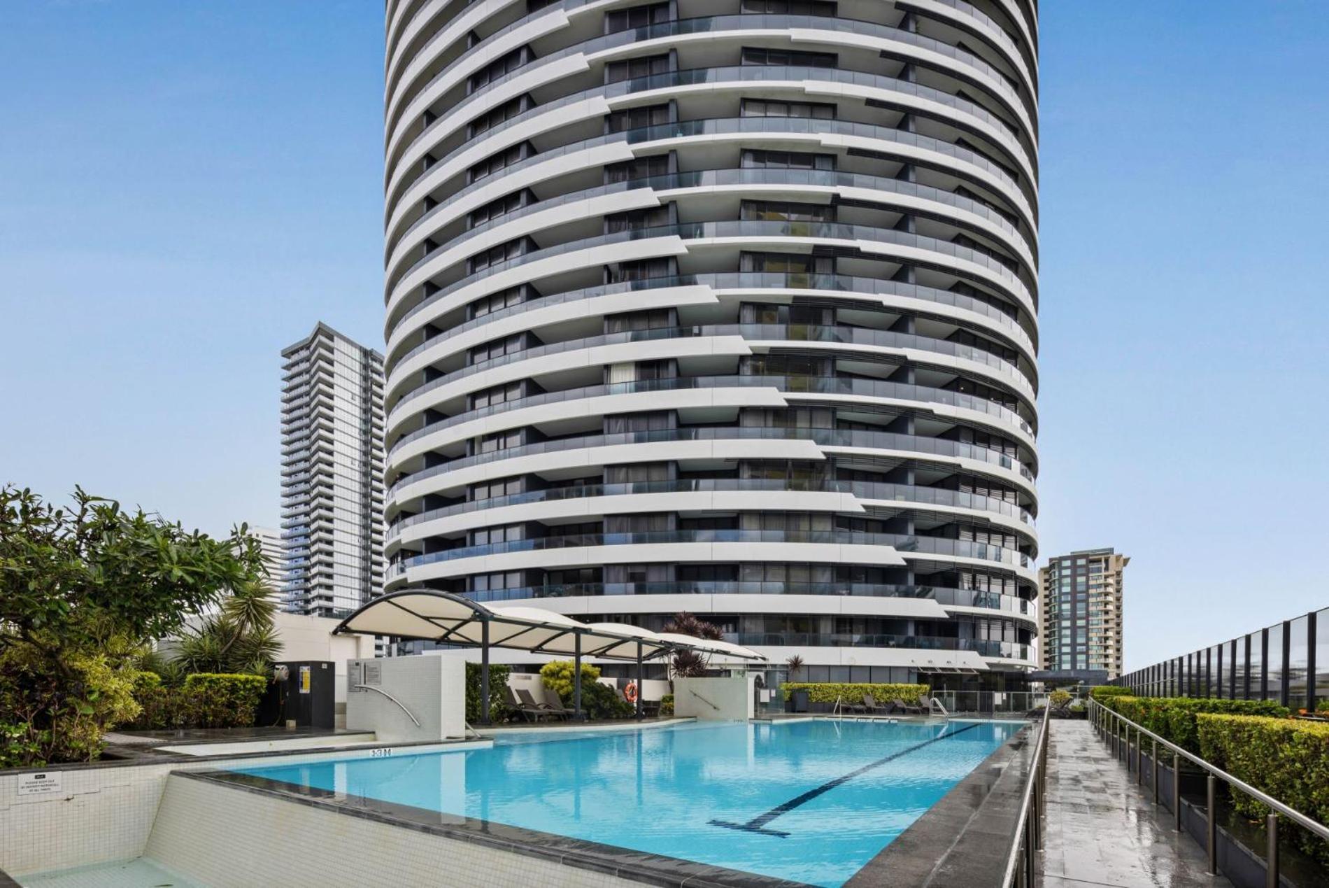 Luxury Broadbeach Escape With A Private Courtyard Apartment *