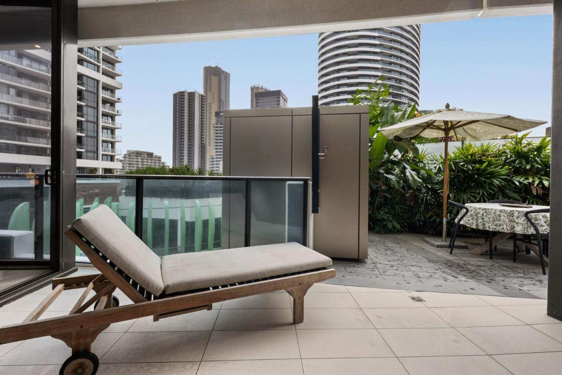 Luxury Broadbeach Escape With A Private Courtyard Apartment