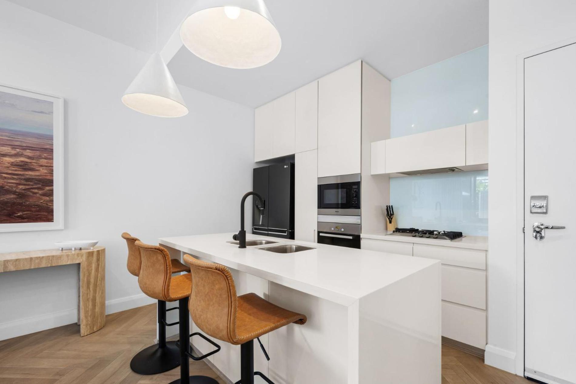 Luxury Broadbeach Escape With A Private Courtyard Apartment *