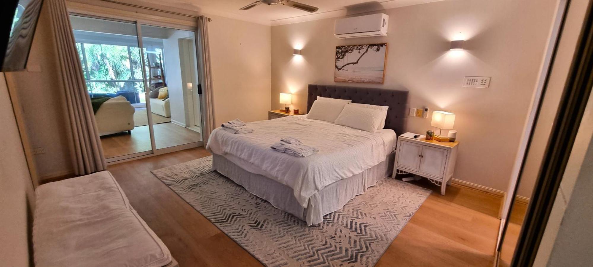 6 Bedroom House With Pool Holiday home Gold Coast