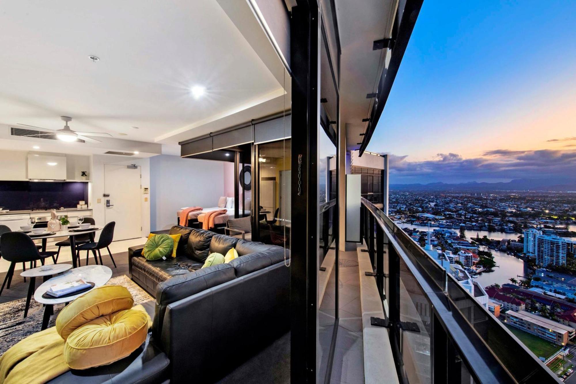 Beautiful Hinterland Views! - Circle On Cavill - Self Contained & Privately Managed *