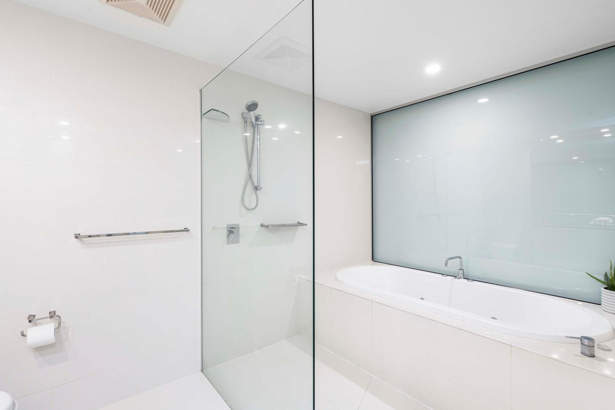 Ocean Views! - One Bedroom With - From Level 9 - Circle On Cavill - Self Contained & Privately Managed - Wow Gold Coast