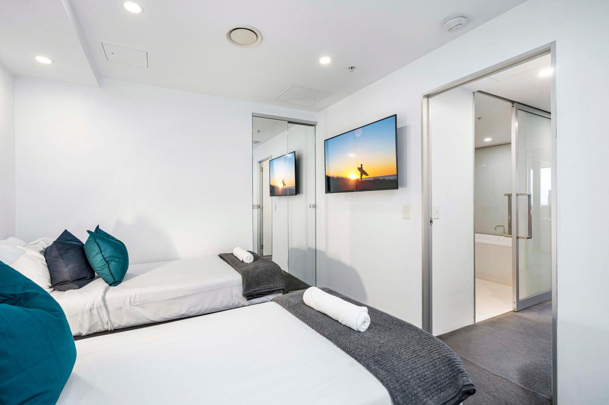 Ocean Views! - One Bedroom With - From Level 9 - Circle On Cavill - Self Contained & Privately Managed - Wow