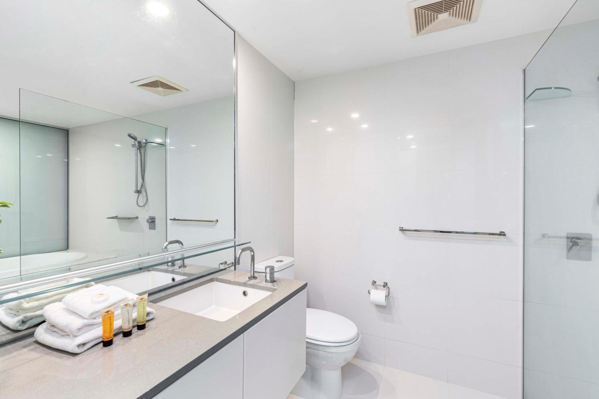 Apartment Ocean Views! - One Bedroom With - From Level 9 - Circle On Cavill - Self Contained & Privately Managed - Wow