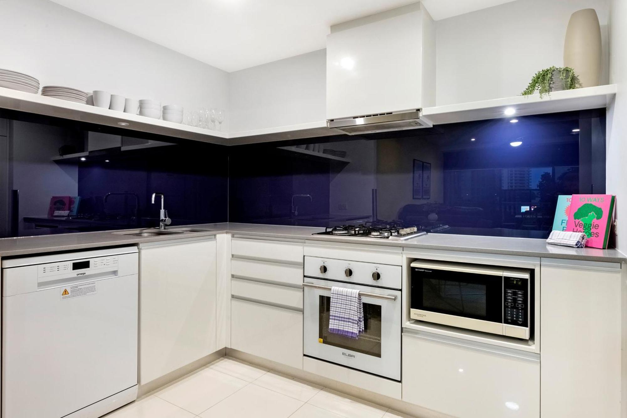 Apartment Circle On Cavill - One Bedroom - Self Contained & Privately Managed *