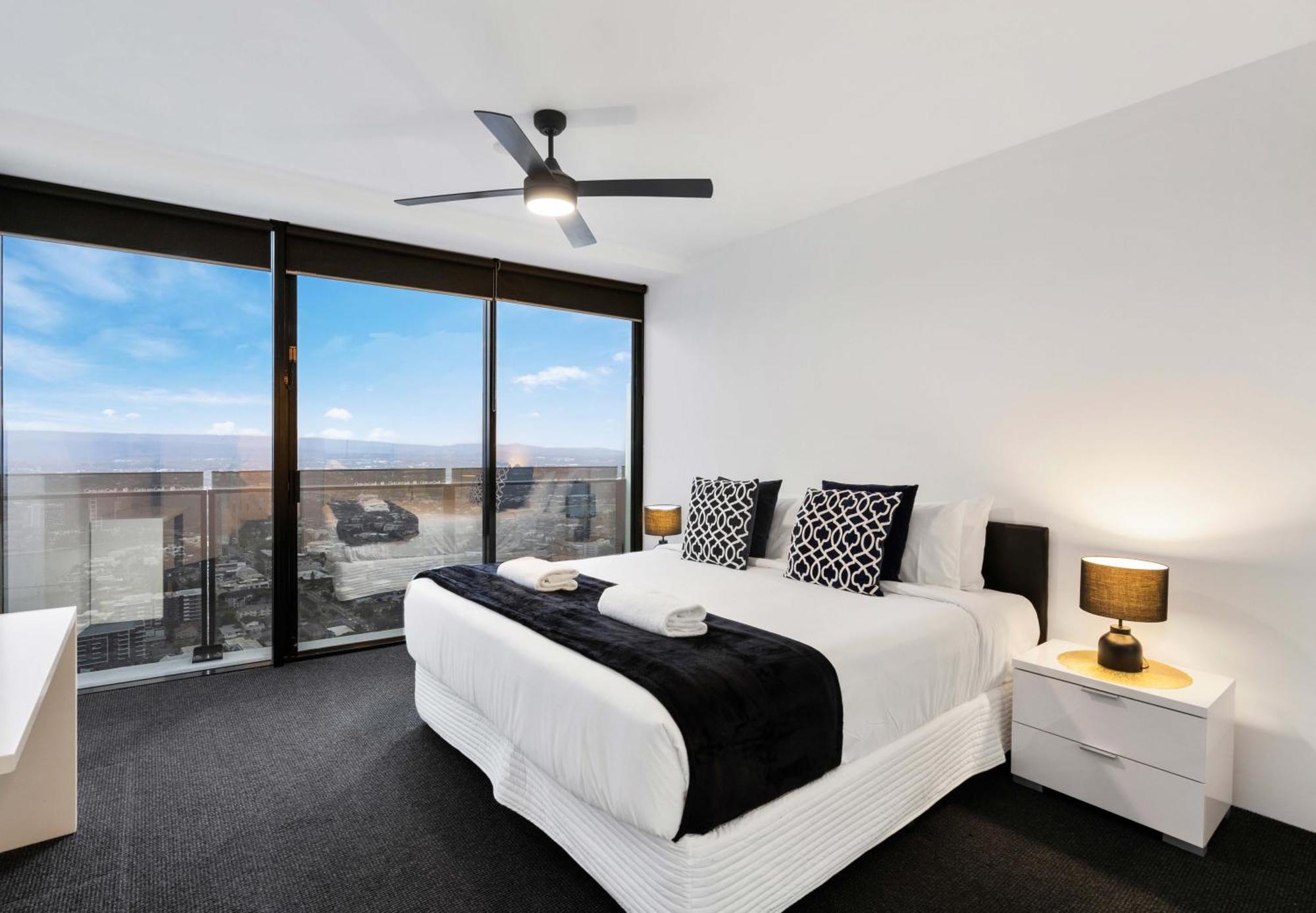 Apartment Circle On Cavill - One Bedroom - Self Contained & Privately Managed