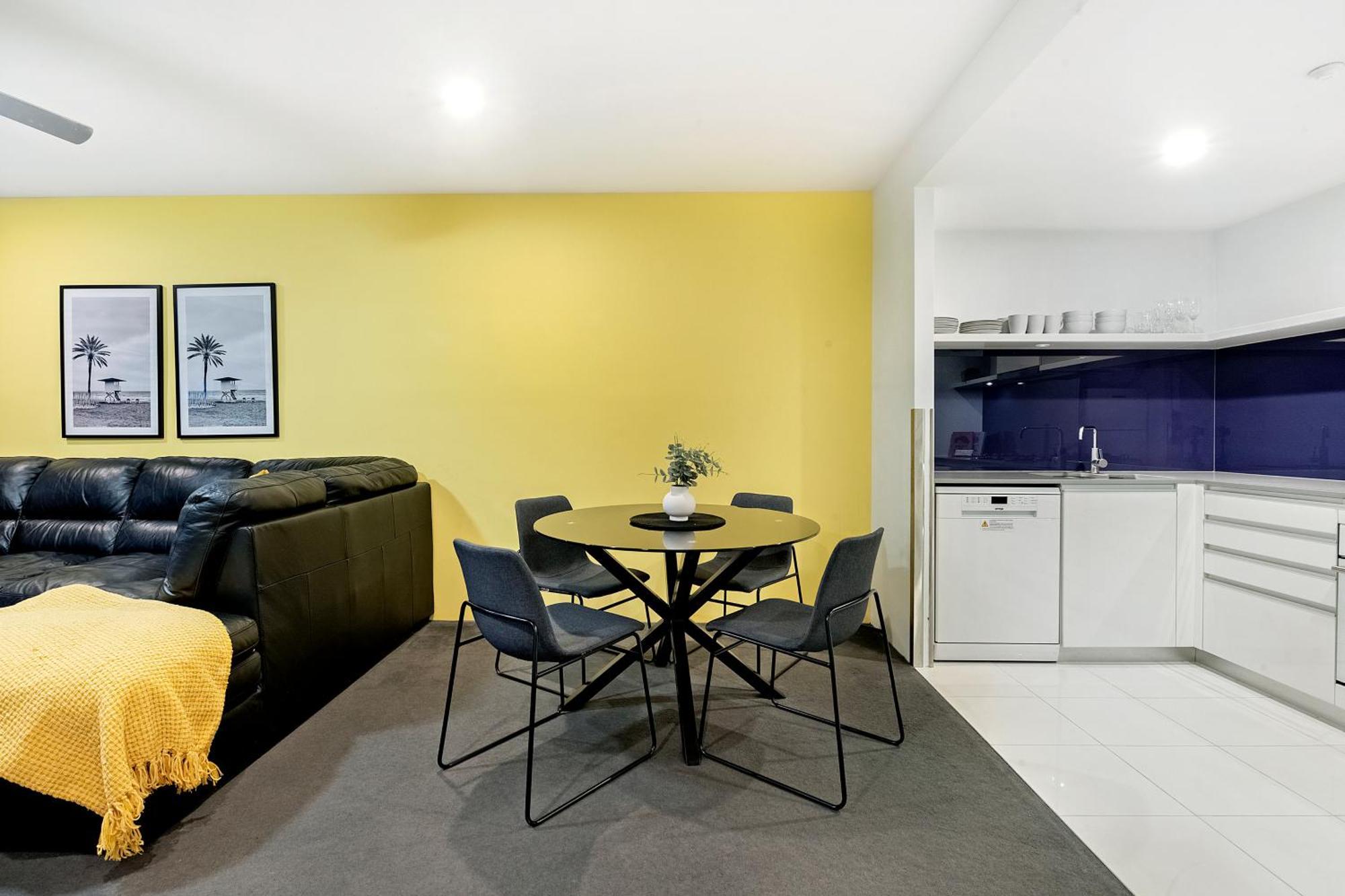 Apartment Circle On Cavill - One Bedroom - Self Contained & Privately Managed *