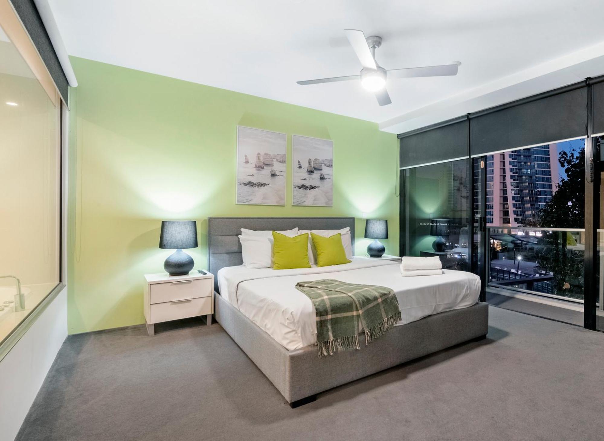 Circle On Cavill - One Bedroom - Self Contained & Privately Managed *