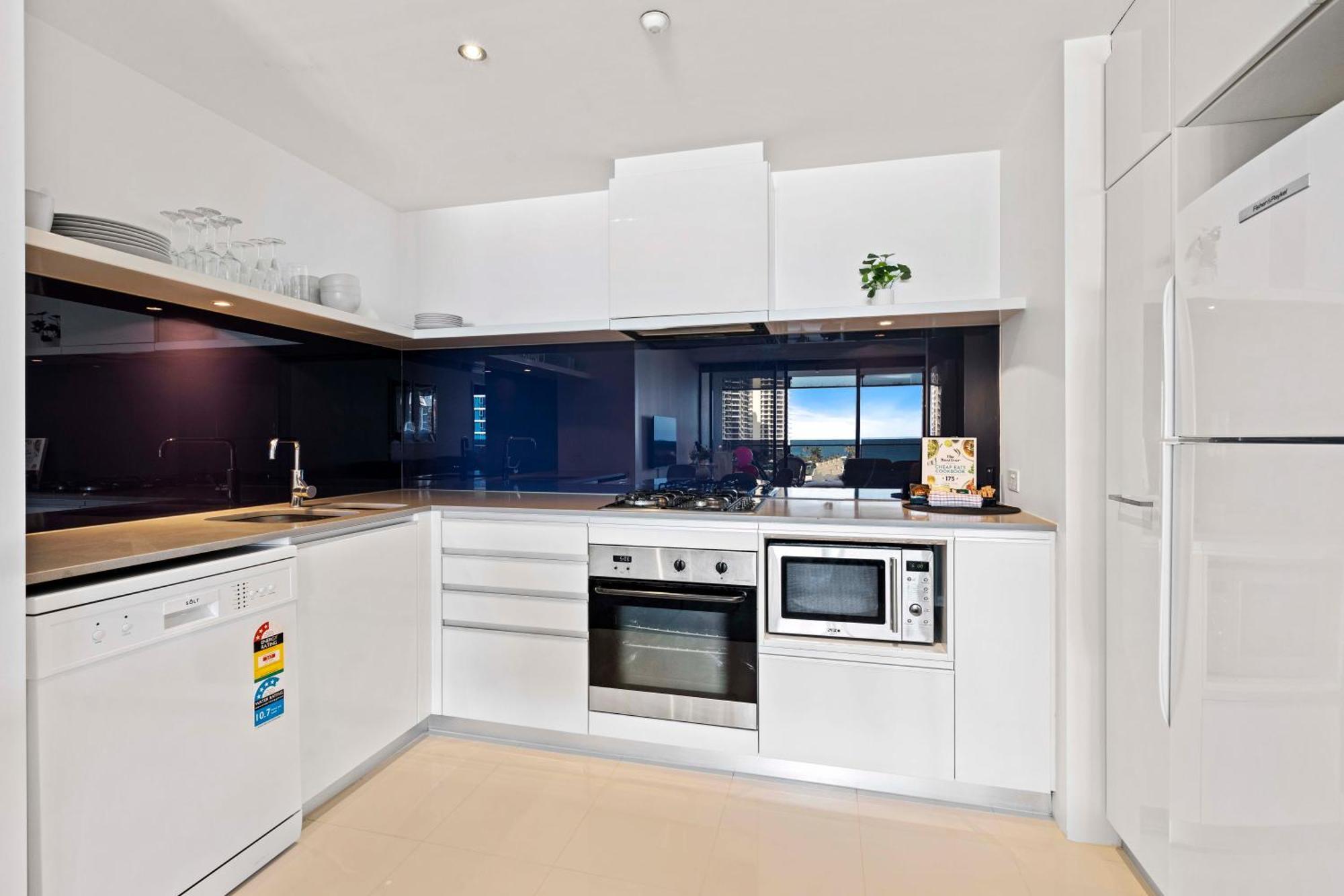 Apartment Circle On Cavill - One Bedroom - Self Contained & Privately Managed