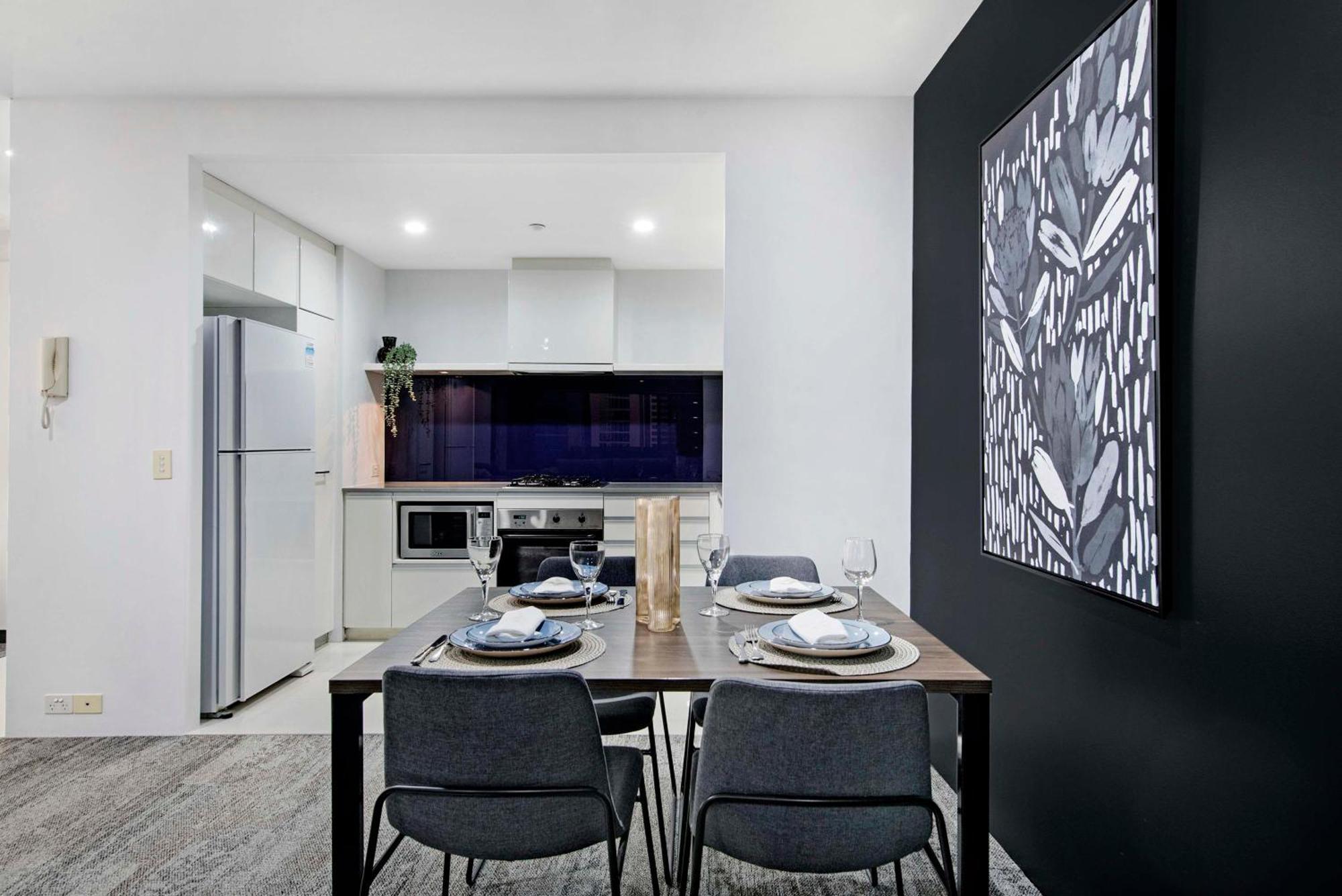 Ocean Views! - One Bedroom With - From Level 9 - Circle On Cavill - Self Contained & Privately Managed - Wow Apartment Gold Coast