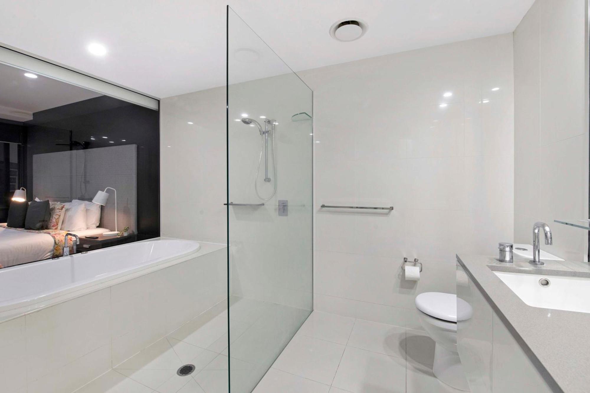 Ocean Views! - One Bedroom With - From Level 9 - Circle On Cavill - Self Contained & Privately Managed - Wow Apartment Gold Coast