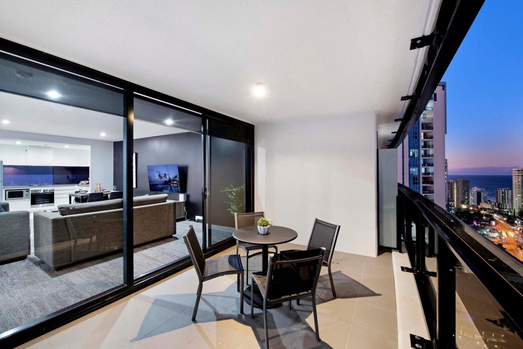 Ocean Views! - One Bedroom With - From Level 9 - Circle On Cavill - Self Contained & Privately Managed - Wow * Gold Coast
